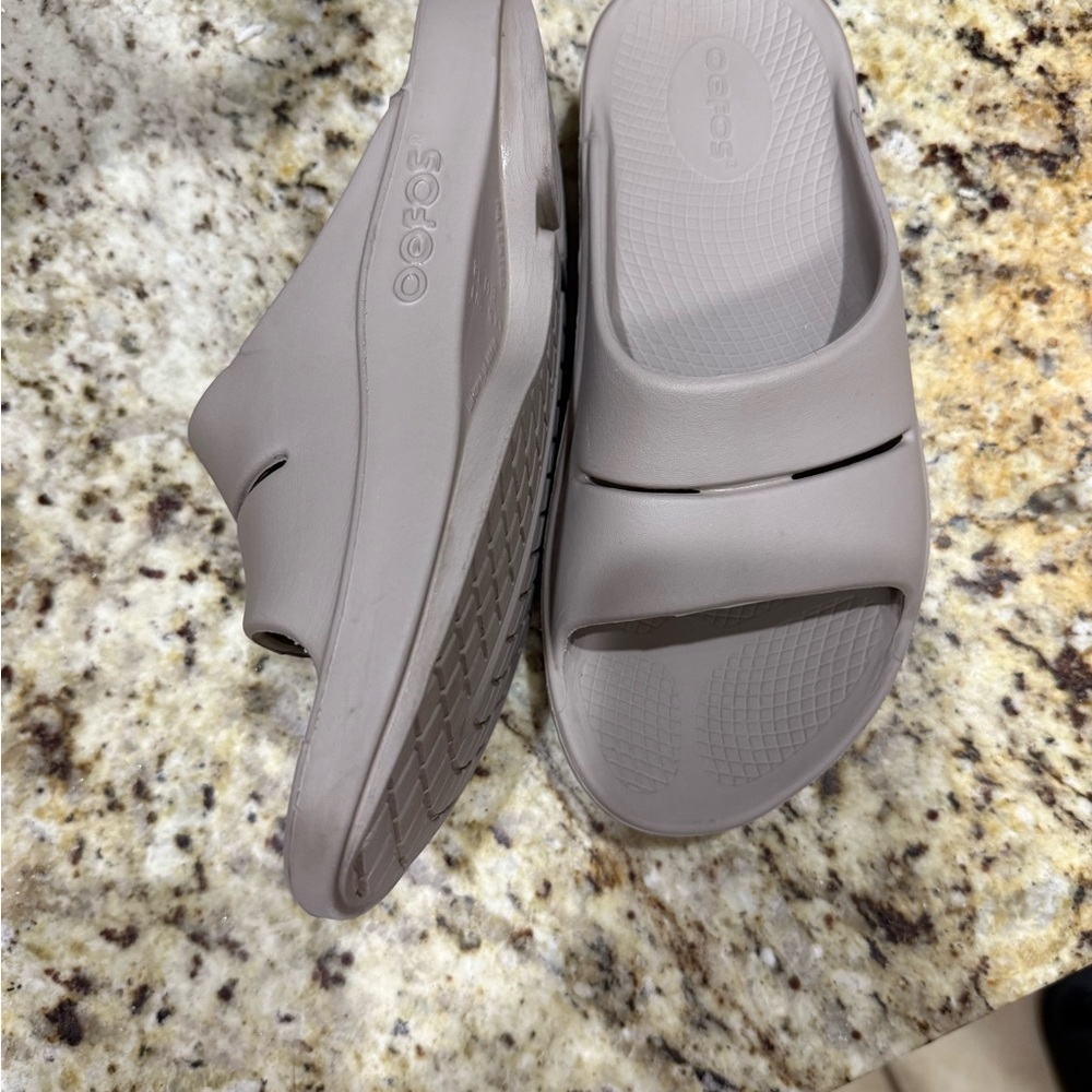 OOFOS Women's Sandals in Light Gray - Picture 6 of 7